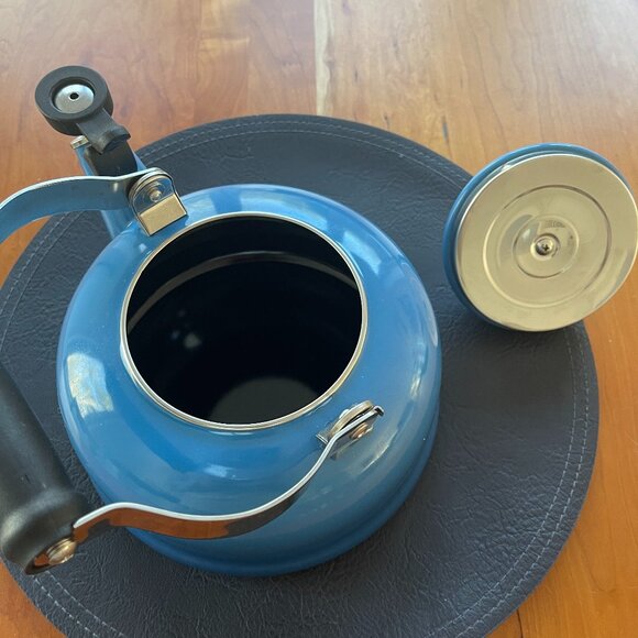 Le Creuset Classic Whistling Tea Kettle Marseille Blue 1.6L / 1.70Qt - Picture 2 of 5